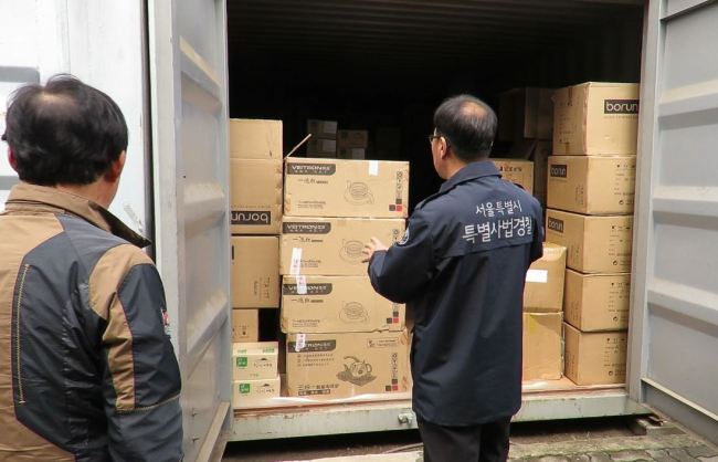 서울시 특사경 직원들은 밤샘 잠복근무에 빵과 라면으로 끼니를 때우는 일이 허다하다.  팀별로 매달 100만원 정도의 수사비를 쓸 수 있는 일반 경찰과 달리 특사경은 수사비 지원이 아예 없다. 수사비가 없다보니 자기 주머니를 털어야 하는 사례도 잦다.