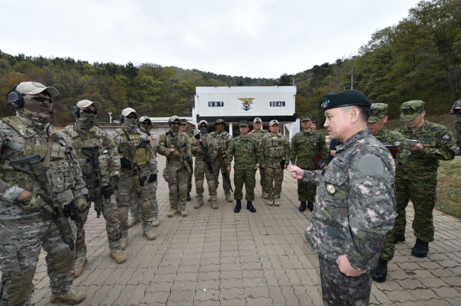 이순진 합참의장이 지난 11일 서해 작전부대를 찾아 군사대비태세를 점검하고 있다.  [사진제공=합동참모본부]