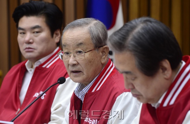 강봉균 새누리당 공동선대위원장이 꺼내든 ‘한국형 양적완화’ 카드는 4ㆍ13 총선 최대 이슈로 부상했다. 한국은행이 직접 산업은행과 주택금융공사의 채권을 사들여 시중에 돈을 풀고 경기를 부양하자는 주장이다. 사진=박해묵 기자/mook@heraldcorp.com