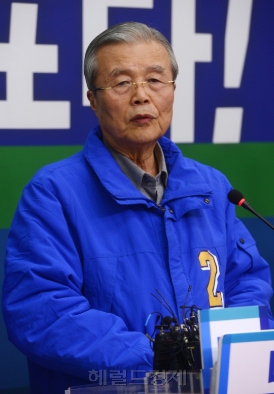 한국형 양적완화에 대해 야당은 반대 입장이다. 김종인 더불어민주당 비상대책위 대표는 최근 유세장에서 “양적완화란 중앙은행이 돈을 잔뜩 풀어내는 것인데 이 돈이 결국 대기업 손에 들어갈 것”이라면서 양적완화가 양극화를 초래할 것이라고 비판했다. 사진=헤럴드경제DB