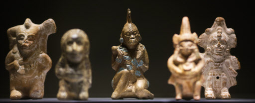 Figures in ritual dresses, from year 600-900, are displayed at the exhibition “The Maya - Language of Beauty” at the Martin-Gropius-Bau museum in Berlin, Monday. (AP-Yonhap)