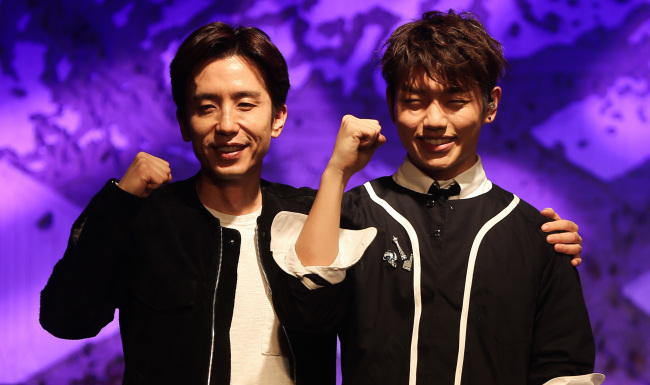 Singer-songwriter Sam Kim (right) poses with Yoo Hee-yeol, head of Kim’s label Antenna Music on Monday. (Yonhap)