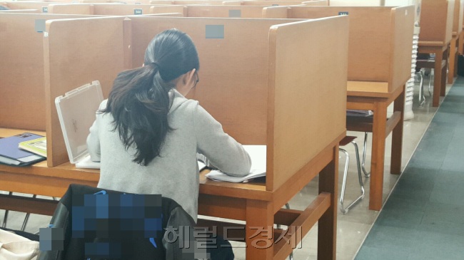 서울의 한 대학교 도서관에서 중간고사나 취업 준비에 몰두 중인 대학생들과 취업 준비생들. 상당수 젊은층은 “시험과 취업 준비 때문에 투표를 할 수 없었다”고 토로했다. 구민정 기자/korean.gu@heraldcorp.com
