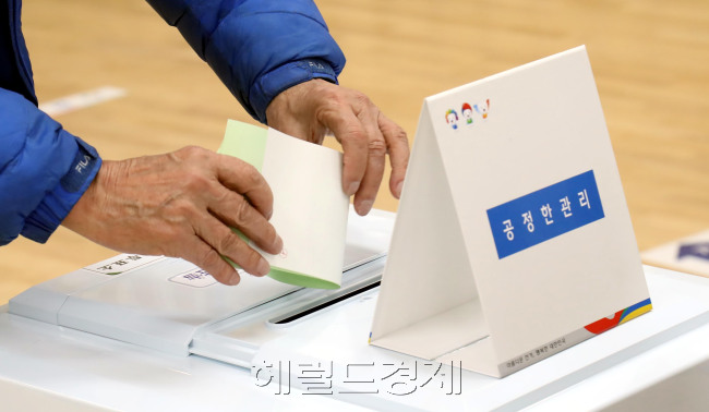 제20대 국회의원선거 투표일인 13일 오전 서울 종로구 숭인동 제1투표소에서 한 유권자가 투표를 하고 있다. 박해묵 기자 / mook@heraldcorp.com