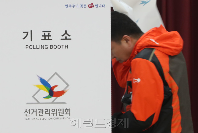 제20대 국회의원선거 투표일인 13일 오전 서울 종로구 숭인동 제1투표소에서 한 유권자가 투표를 하고 있다. 박해묵 기자 / mook@heraldcorp.com