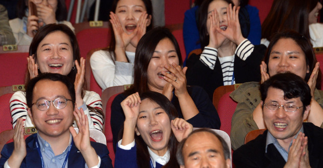 13일 오후 더불어민주당  당직자들이  여의도 국회 의원회관에 마련된 개표상황실에서 출구조사발표를 보고  환호하고 있다./ 안훈 기자 rosedale@heraldcorp.com  2016.04.13
13일 오후 더불어민주당  당직자들이  여의도 국회 의원회관에 마련된 개표상황실에서 출구조사발표를 보고  환호하고 있다./ 안훈 기자 rosedale@heraldcorp.com  2016.04.13
