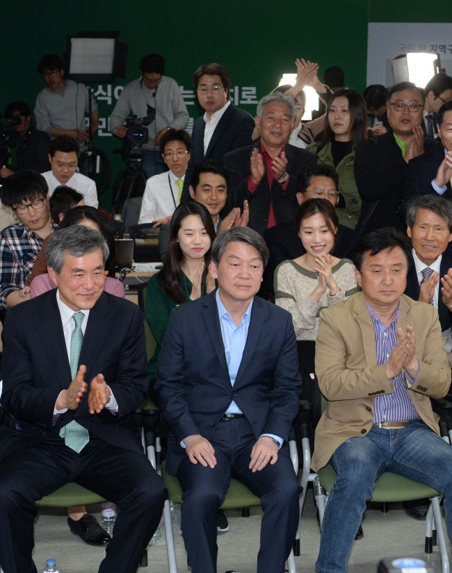 안철수 국민의당 상임 공동대표가 제20대 국회의원 선거일인 13일 서울 마포 국민의당 당사에서 당원들과 투표 종료와 동시에 발표되는 출구조사 결과를 시청하며 환호하고 있다. / <파이낸셜뉴스 제공> 2016.04.13
안철수 국민의당 상임 공동대표가 제20대 국회의원 선거일인 13일 서울 마포 국민의당 당사에서 당원들과 투표 종료와 동시에 발표되는 출구조사 결과를 시청하며 환호하고 있다. / <파이낸셜뉴스 제공> 2016.04.13