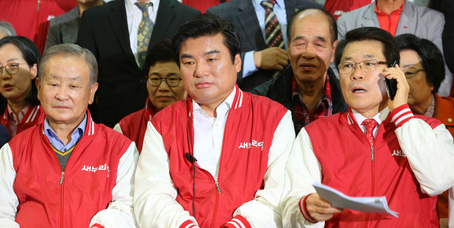 Saenuri Party leaders, including floor leader Rep. Won Yoo-chul (center), watch the exit polls Wednesday at the party headquarters in Yeouido. (Yonhap)
