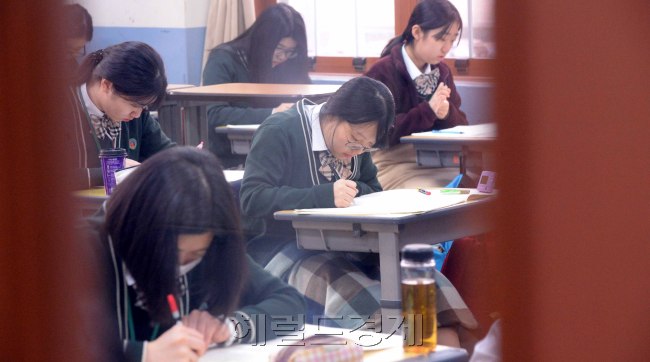 사실상 폐기된 고교 무상교육 정책이 4ㆍ13 총선에서 더불어민주당의 승리로 다시 기사회생할 가능성이커졌다. 사진은 지난 6일 서울 종로구 필운동 배화여고 학생들이 고3 전국연합평가 시험을 치르고 있는 모습. [사진=헤럴드경제DB]