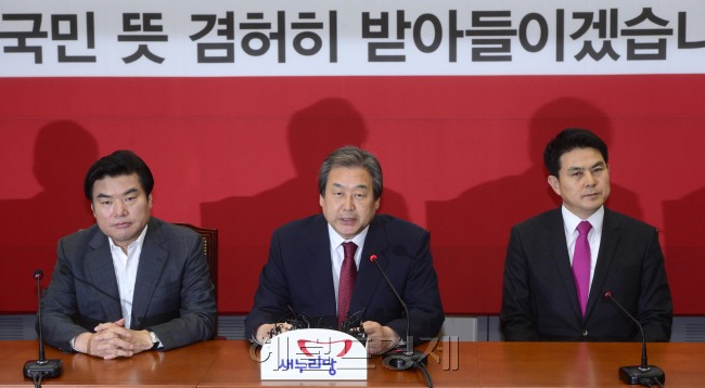 김무성 새누리당 대표가 14일 오전 서울 여의도 국회에서 열린 중앙선대위 해단식에서 당 대표직을 공식 사퇴하고 있다. 박해묵 기자/mook@heraldcorp.com