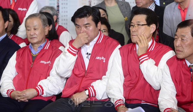 20대 총선이 종료된 13일 저녁, 방송3사 출구조사결과가 발표되자 새누리당, 더불어민주당, 국민의당 등 여야 3당의 희비가 엇갈리고 있다.  안훈ㆍ박해묵 기자/rosedale@heraldcorp.com, 파이낸셜뉴스 제공