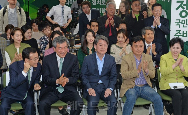 20대 총선이 종료된 13일 저녁, 방송3사 출구조사결과가 발표되자 새누리당, 더불어민주당, 국민의당 등 여야 3당의 희비가 엇갈리고 있다.  안훈ㆍ박해묵 기자/rosedale@heraldcorp.com, 파이낸셜뉴스 제공
