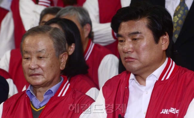 강봉균 새누리당 공동선거대책위원장과 원유철 원내대표를 비롯한 당 지도부들이 지난 13일 오후 서울 여의도 당사에서 각 방송사에서 발표하는 출구조사 결과를 굳은 표정으로 시청하고 있다. 박해묵 기자/mook@heraldcrop.com