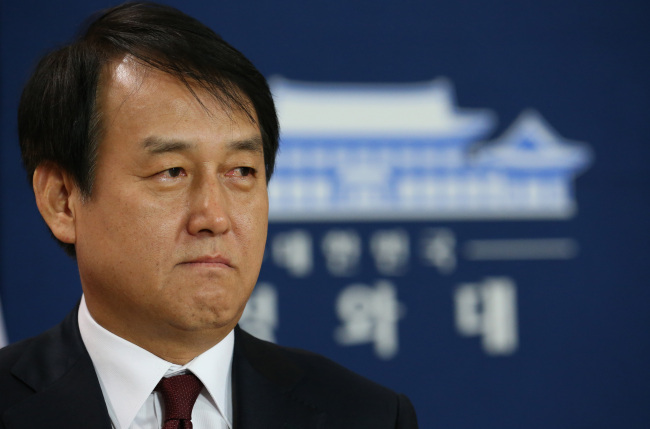 Cheong Wa Dae spokesperson Jeong Yeon-kuk pauses during a news briefing on Thursday. (Yonhap)