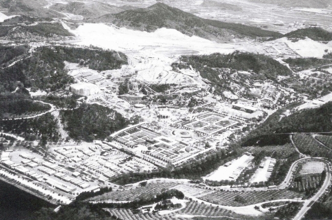 (왼쪽부터)1976년 자연농원 개장 당시 전경, 현재 에버랜드 전경, 포시즌 가든.