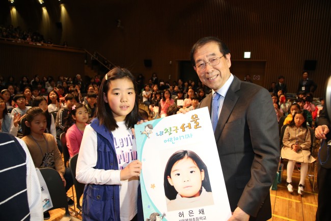 박원순 서울시장이 지난 14일 오후 시청 다목적홀에서 열린 ‘내친구 서울 어린이기자 위촉식’에서 위촉장을 수여한 뒤 어린이기자단이 기념촬영을 하고 있다.  [사진제공=서울시]