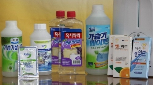 2011년 당시 시중에 유통되던 가습기 살균제들.   [제공=환경보건시민센터]