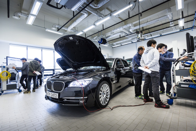 인천 영종도 BMW 드라이빙 센터에서 14일 ‘BMW 외부 공업사 강의’가 진행되고 있다.  [사진제공=BMW코리아]