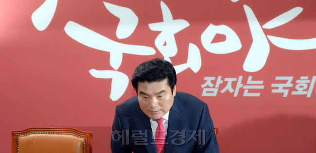 15일 오후 서울 여의도 국회 새누리당 원내대표실에서 원유철 새누리당 비상대책위원장이 향후 당 운영방향에 대한 입장을 밝히기에 앞서 인사를 하고 있다./ 안훈 기자 rosedale@heraldcorp.com 2016.04.15