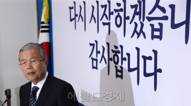 15일 오후 서울 여의도 국회 새누리당 원내대표실에서 원유철 새누리당 원내대표가 향후 당 운영방향에 대한 입장을 밝히고 있다./ 안훈 기자 rosedale@heraldcorp.com