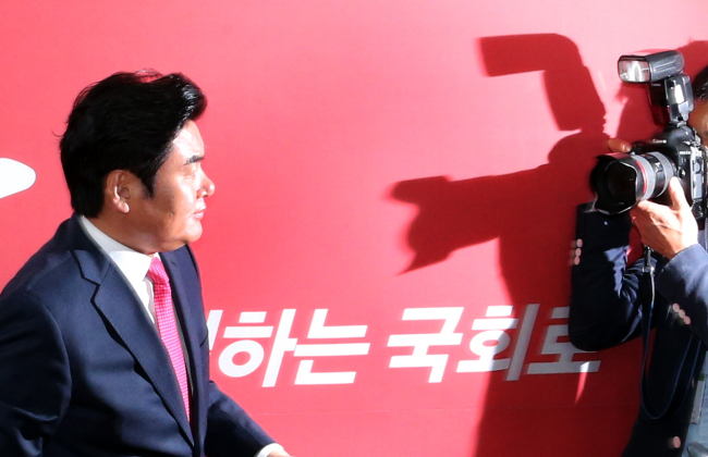 The Saenuri Party’s emergency committee chairman Rep. Won Yoo-chul leaves after holding a press conference at the National Assembly on Friday. Yonhap