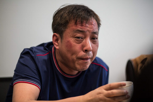 In this picture taken on March 31, China‘s highest profile art collector Liu Yiqian holds a cup during an interview with AFP in Hong Kong. (AFP-Yonhap)