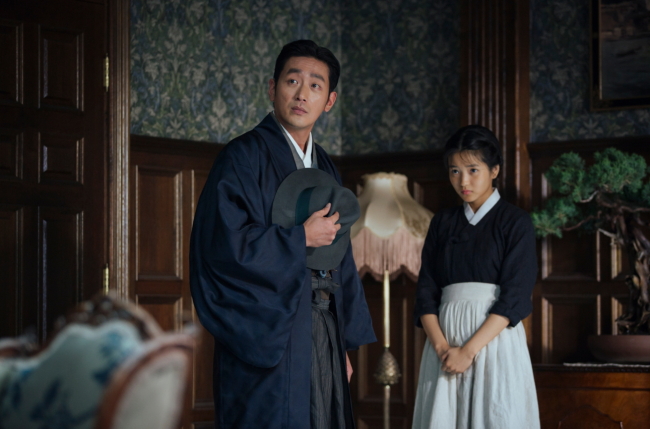 Ha Jung-woo (left) and Kim Tae-ri in “The Handmaiden” (CJ E&M)