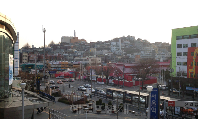 서울역 서부 서계동 도시재생에 탄력이 붙는다. 전문가 자문을 통한 구릉지 주거모델이 세워질 전망이다. 사진은 서울역에서 바라본 서계동 전경.