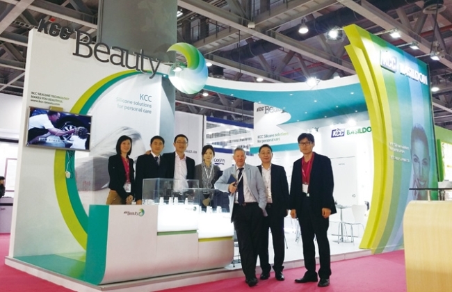 지난해 광저우에서 열린 중국 최대 화장품 원료 전시회인 PCHi(Personal Care and Homecare ingredients) 에 부스를 설치하고 제품의 우수성을 알린 KCC (왼쪽). 실리콘을 이멀션(유탁액)과 혼합해 만든 화장품용 실리콘 제품.