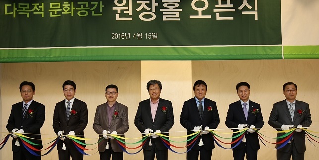 동화그룹 승명호 회장(가운데), 동화기업 김홍진 대표, 한국일보 이준희 사장, 동화엠파크 정대원 대표 등이 개막끈을 자르고 있다.