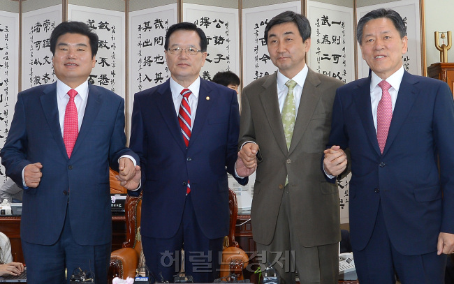 여야 3당의 ‘협의 정치’가 18일 시작됐다. 이날 오전 정의화 국회의장 주재로 열린 여야 원내대표 회의에 앞서 참석자들이 손을 맞잡고 있다. 원유철 새누리당 원내대표, 정 의장, 이종걸 더민주 원내대표, 주승용 국민의당 원내대표(왼쪽부터) 박해묵 기자/mook@