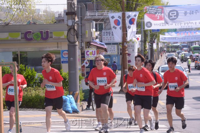 4.19혁명일을 하루 앞둔 18일 고려대학생들이 우이동 4.19묘지까지 4.19기념 마라톤을 뛰고 있다. <br />정희조 기자/checho@heraldcorp.com  160418
4.19혁명일을 하루 앞둔 18일 고려대학생들이 우이동 4.19묘지까지 4.19기념 마라톤을 뛰고 있다.
정희조 기자/checho@heraldcorp.com  160418