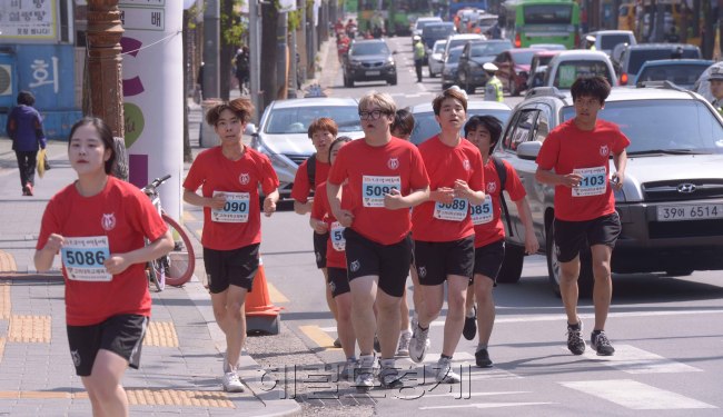4.19혁명일을 하루 앞둔 18일 고려대학생들이 우이동 4.19묘지까지 4.19기념 마라톤을 뛰고 있다. <br />정희조 기자/checho@heraldcorp.com  160418
4.19혁명일을 하루 앞둔 18일 고려대학생들이 우이동 4.19묘지까지 4.19기념 마라톤을 뛰고 있다.
정희조 기자/checho@heraldcorp.com  160418
