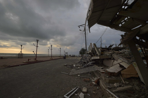 Picture showing the destruction in Manta, Ecuador, on April 17, 2016 a day after a powerful 7.8-magnitude quake hit the country. The toll from the big earthquake in Ecuador rose on Sunday to 246 dead and 2,527 people injured, the country's vice president said. (AFP)