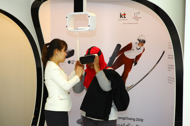 A tourist tries out virtual reality ski jumping goggles at the 2018 PyeongChang Winter Olympic Games exhibition last week at K-Style Hub in central Seoul. (Korea Tourism Organization)