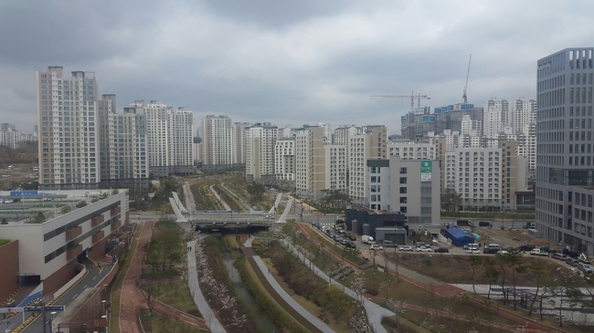 국토부가 장수명 주택 실증단지를 세종시에 짓는다. 내구성을 대폭 끌어 올리고 내력벽 대신 기둥을 활용해 내부 가변성을 높인 아파트다. 사진은 실증단지가 들어설 세종시 전경.