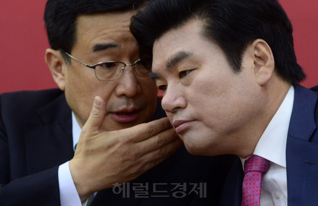 원유철 새누리당 원내대표와 김정훈 정책위의장이 19일 오전 서울 여의도 국회에서 열린 원내대표단회의에서 이야기를 나누고 있다. 이 날 원 원내대표는 차기 원내대표에게 비상대책위원장직을 이양하겠다고 밝혔다. 박해묵 기자/mook@heraldcorp.com
원유철 새누리당 원내대표와 김정훈 정책위의장이 19일 오전 서울 여의도 국회에서 열린 원내대표단회의에서 이야기를 나누고 있다. 이 날 원 원내대표는 차기 원내대표에게 비상대책위원장직을 이양하겠다고 밝혔다. 박해묵 기자/mook@heraldcorp.com