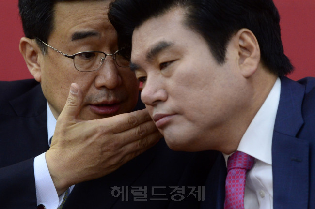 원유철 새누리당 원내대표와 김정훈 정책위의장이 19일 오전 서울 여의도 국회에서 열린 원내대표단회의에서 이야기를 나누고 있다. 이 날 원 원내대표는 차기 원내대표에게 비상대책위원장직을 이양하겠다고 밝혔다. 박해묵 기자/mook@heraldcorp.com
원유철 새누리당 원내대표와 김정훈 정책위의장이 19일 오전 서울 여의도 국회에서 열린 원내대표단회의에서 이야기를 나누고 있다. 이 날 원 원내대표는 차기 원내대표에게 비상대책위원장직을 이양하겠다고 밝혔다. 박해묵 기자/mook@heraldcorp.com