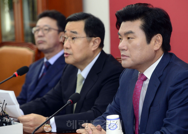 원유철 새누리당 원내대표가 19일 오전 서울 여의도 국회에서 열린 원내대표단회의에서 굳은 표정을 짓고 있다. 원 원내대표는 차기 원내대표에게 비상대책위원장직을 이양하겠다고 밝혔다. 박해묵 기자/mook@heraldcorp.com