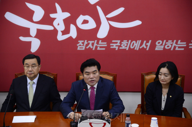 원유철 새누리당 원내대표가 19일 오전 서울 여의도 국회에서 열린 원내대표단회의에서 발언하고 있다. 당 내 쇄신파 의원들로부터 비대위원장직 사퇴 압박을 받고 있는 원 원내대표는 “차기 원내대표가 선출되면 비상대책위원장직을 이양하겠다”고 밝혔다.  박해묵 기자/mook@heraldcorp.com