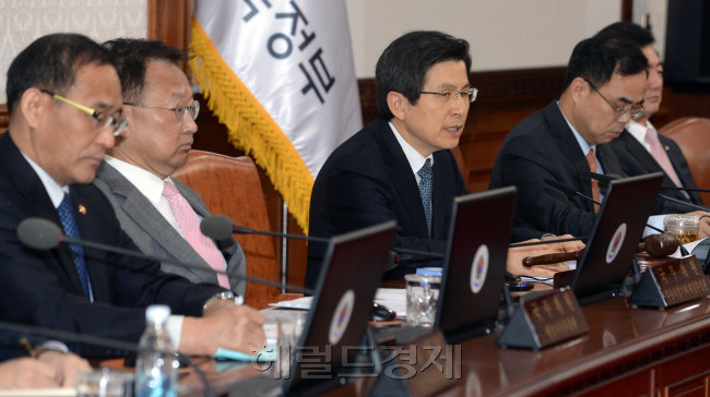 19일 오전 정부서울청사에서 황교안 국무총리 주재로 국무회의가 열리고  있다./ 안훈 기자 rosedale@heraldcorp.com 2016.04.19
