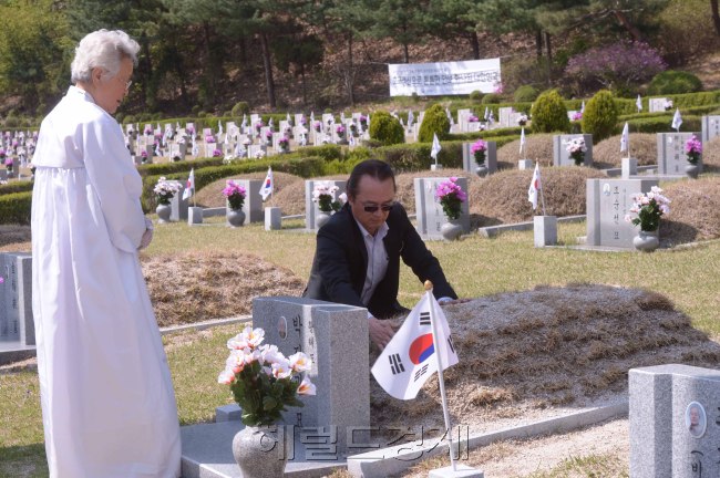 4.19혁명일을 하루 앞둔 18일 우이동 4.19묘지에 미리 참배를 하려는 유족들과 시민들이 묘소를 돌아보고 있다.  박진관씨 묘를 돌보고 있는 유족들.<br />정희조 기자/checho@heraldcorp.com  160418
4.19혁명일을 하루 앞둔 18일 우이동 4.19묘지에 미리 참배를 하려는 유족들과 시민들이 묘소를 돌아보고 있다.  박진관씨 묘를 돌보고 있는 유족들.
정희조 기자/checho@heraldcorp.com  160418