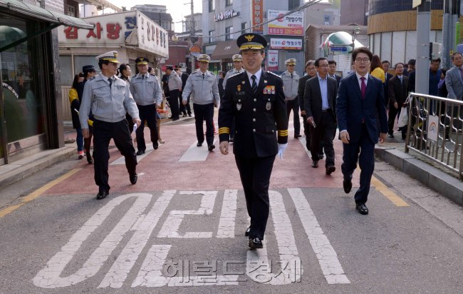 강신명 경찰청장은 19일 서울 성동구 행당초등학교를 찾아 학교앞 어린이보호구역이 설정된  이면도로를 순시하고 등교시간 차량통행금지로 어린이등하교보호가 원활한지 점검하고 학생들과 보행안전캠페인을 실시하였다. 정희조 기자/chehco@heraldcorp.com  160419
강신명 경찰청장은 19일 서울 성동구 행당초등학교를 찾아 학교앞 어린이보호구역이 설정된  이면도로를 순시하고 등교시간 차량통행금지로 어린이등하교보호가 원활한지 점검하고 학생들과 보행안전캠페인을 실시하였다.
정희조 기자/chehco@heraldcorp.com  160419