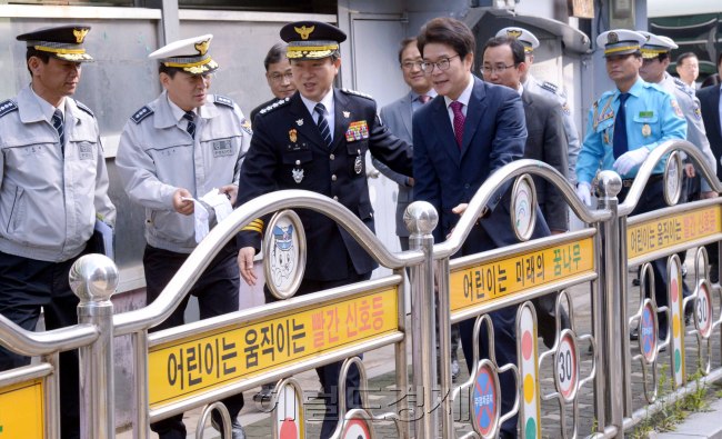 강신명 경찰청장은 19일 서울 성동구 행당초등학교를 찾아 학교앞 어린이보호구역이 설정된  이면도로를 순시하고 등교시간 차량통행금지로 어린이등하교보호가 원활한지 점검하고 학생들과 보행안전캠페인을 실시하였다. 정희조 기자/chehco@heraldcorp.com  160419
강신명 경찰청장은 19일 서울 성동구 행당초등학교를 찾아 학교앞 어린이보호구역이 설정된  이면도로를 순시하고 등교시간 차량통행금지로 어린이등하교보호가 원활한지 점검하고 학생들과 보행안전캠페인을 실시하였다.
정희조 기자/chehco@heraldcorp.com  160419