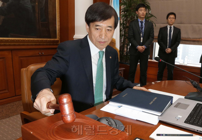 이주열 한국은행 총재가 19일 오전 서울 남대문로 한국은행에서 열린 금융통화위원회에서 의사봉을 두드리고 있다.
이상섭 기자/babtong@