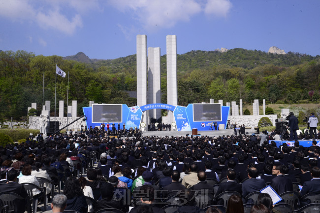 19일 오전 서울 수유동 4.19민주묘지에서 제56주년 4.19혁명 기념식이 열렸다. 사진=박해묵 기자/mook@heraldcorp.com