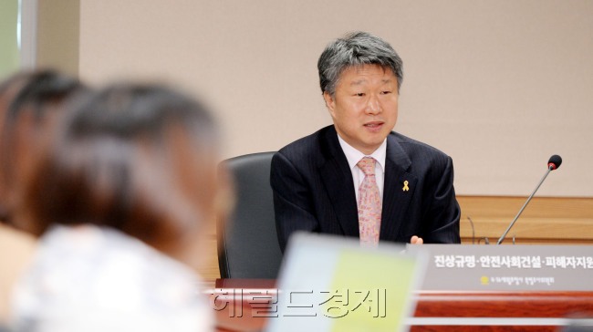 2년을 지난 세월호 문제가 정치권에서 다시 화두로 떠오른 가운데, 세월호특조위 소위원회 권영빈 위원장이 19일 오전 서울 중구 나라키움 저동빌딩에서 열린 위원회에서 정례브리핑을 하고 있다. 박현구 기자/phko@heraldcorp.com