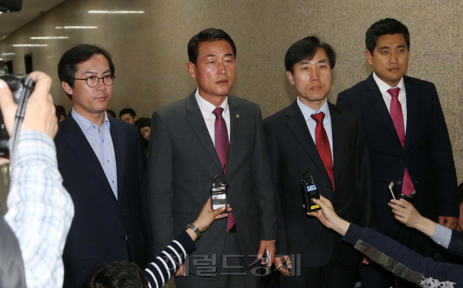 19일 오후 서울 여의도 국회에서 원유철 새누리당 원내대표의 비상대책위원회 체제에 반대하는 하태경, 황영철, 김영우, 오신환 의원으로 구성된 혁신모임이 원 원내대표와의 면담을 위해 원내대표실로 이동하고 있다.  박해묵 기자/mook@heraldcorp.com