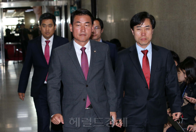19일 오후 서울 여의도 국회에서 원유철 새누리당 원내대표의 비상대책위원회 체제에 반대하는 하태경, 황영철, 김영우, 오신환 의원으로 구성된 혁신모임이 원 원내대표와의 면담을 위해 원내대표실로 이동하고 있다.  박해묵 기자/mook@heraldcorp.com
19일 오후 서울 여의도 국회에서 원유철 새누리당 원내대표의 비상대책위원회 체제에 반대하는 하태경, 황영철, 김영우, 오신환 의원으로 구성된 혁신모임이 원 원내대표와의 면담을 위해 원내대표실로 이동하고 있다.  박해묵 기자/mook@heraldcorp.com