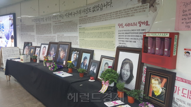 장애인을 위해 만들어진 장애등급제와 부양의무제 등 관련 제도가 정교하지 못한 제도설계로 오히려 장애인들의 삶을 악화시키고 있다. 2012년부터 서울 광화문 역사에서 장애등급제와 부양의무제 폐지를 주장하고 있는 노들장애인야학 등 장애인 관련 단체의 농성 천막. 구민정 기자/korean.gu@heraldcorp.com